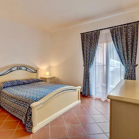 Hotel apartamentowy Isa - With Air Conditioning And Private Outdoor Area Just A Few Minutes From La Pelosa 3*