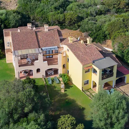 Isa - With Air Conditioning And Private Outdoor Area Just A Few Minutes From La Pelosa